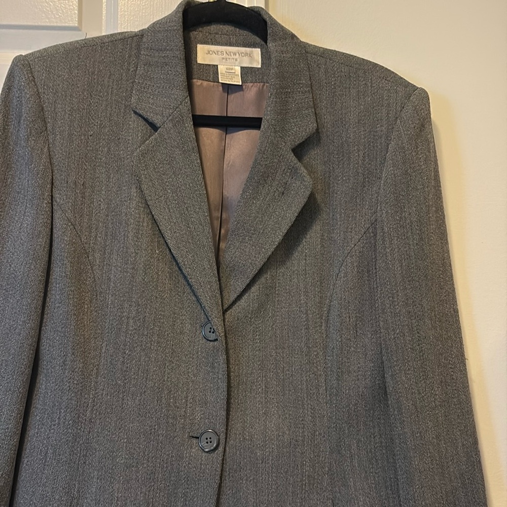 Sport jacket size 12 petit it is beautiful on it’s fitted